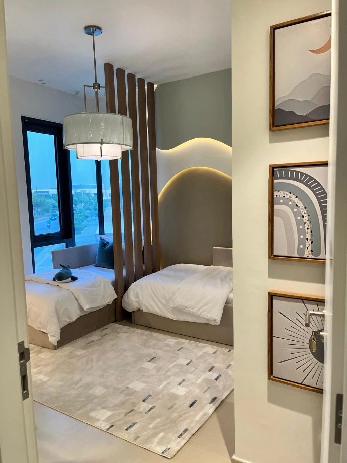 Aménagement de chambre haut de gamme Nice Hunter Design : Têtes de lit organiques rétroéclairées, claustra en noyer massif et luminaires design dans un style contemporain et apaisant.