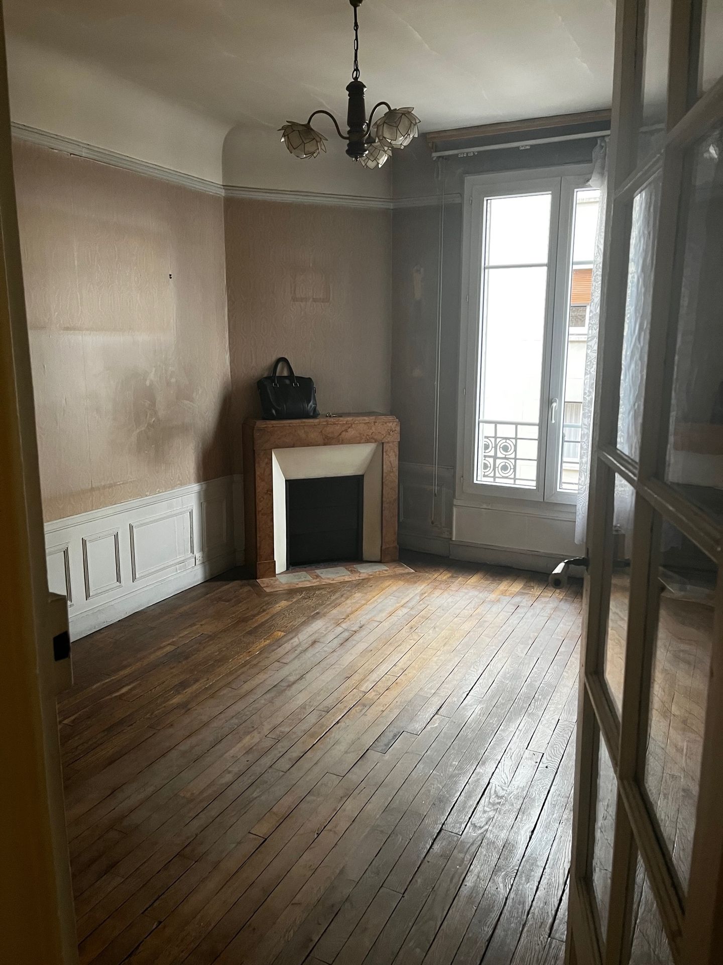 Perspective d'une pièce à rénover mettant en avant le potentiel des volumes et de la lumière naturelle.