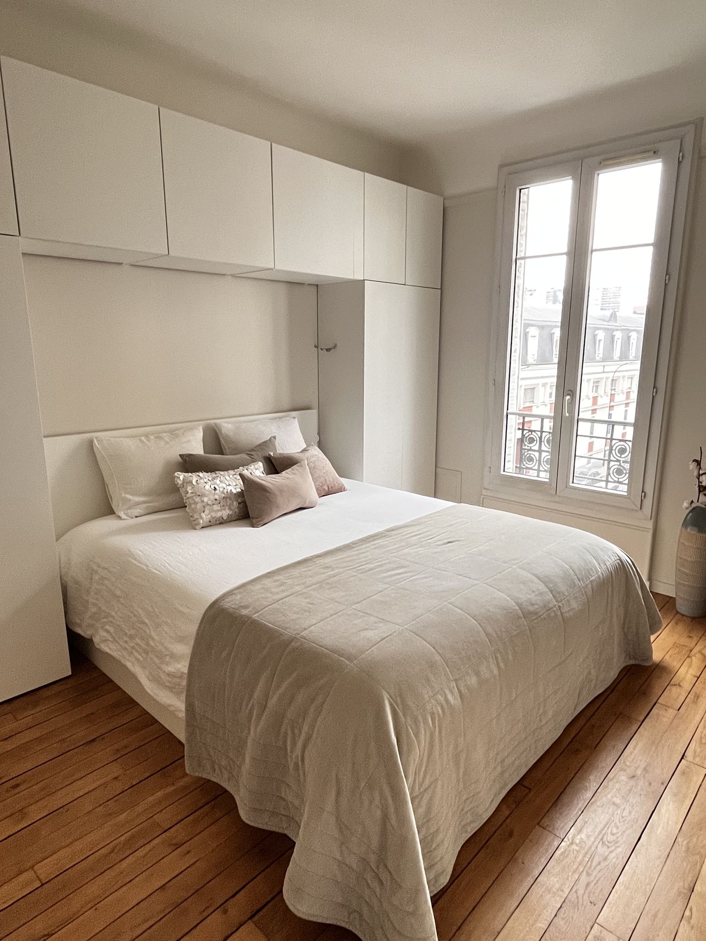 Chambre parentale sereine avec rangements intégrés sur mesure et textiles naturels.