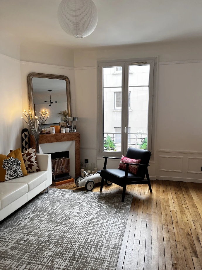 Salon Haussmannien avec cheminée en marbre et parquet d'origine avant rénovation.